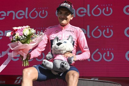 Richard Carapaz se visitió de rosa en la etapa 14 del Giro de Italia. El tricolor busca su segundo título en este gran vuelta.