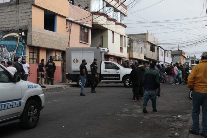 El crimen ocurrió al medio día, mientras la víctima compartía con unos amigos.
