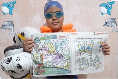 Álex Bajaña, de 8 años, ganó con Colorito una orden de compra en útiles escolares por pintar el fondo marino.