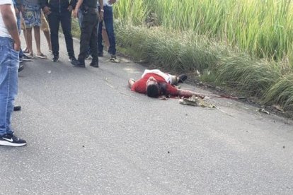 El cuerpo quedó tendido en la calzada y los trámites dieron aviso a las autoridades.