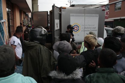 Familiares y miembros de la agrupación querían ver el cadáver antes de que lo trasladaran a la morgue.