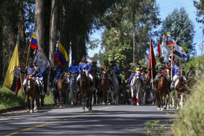 Los caballeros, la mayoría soldados, han recorrido desde el pasado 5 de mayo cientos de kilómetros montados en sus cabalgaduras desde lugares distantes como Guayaquil o Cuenca.