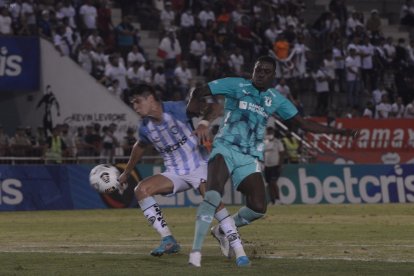 El zaguero Moisés Corozo (d) fue uno de los alternantes que presentó Liga de Quito ante Guayaquil City.