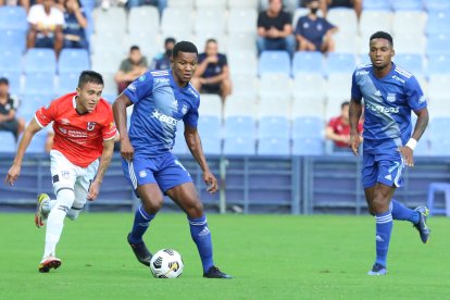 Romario Caicedo (izda.) no gravitó en el juego eléctrico. Emelec perdió 1-0 ante Católica.