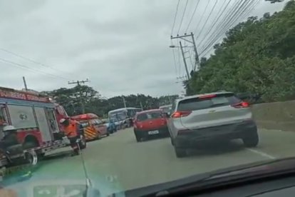 El tránsito se congestionó a causa del accidente en esa zona de la urbe.