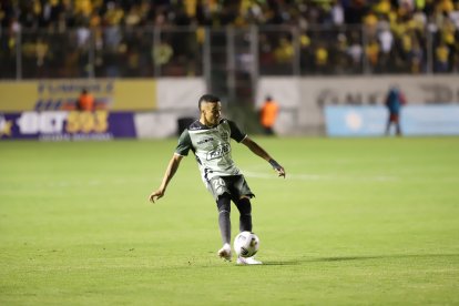 Byron Castillo jugó todo el primer tiempo del duelo entre Aucas y Barcelona.