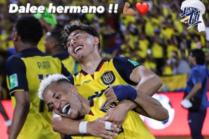 Jeremy Sarmiento (atrás), jugador del Brighton de Inglaterra, fue uno de los tantos futbolistas que le ha dado ánimo a Byron Castillo.