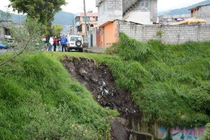En medio del talud se pueden ver escombros y basura que botan algunos ciudadanos.