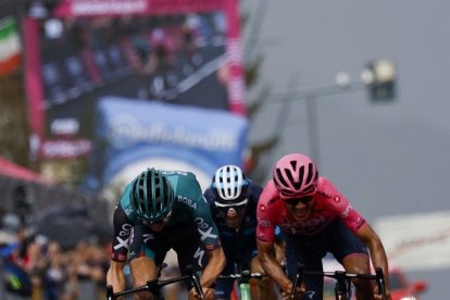 El ciclista ecuatoriano fue cuarto en la etapa; Jai Hindley fue tercero y bonificó 4 segundos.