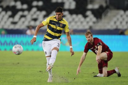 Piero Hincapié (i) se convirtió en una de las piezas clave en la defensa de la selección de Ecuador.