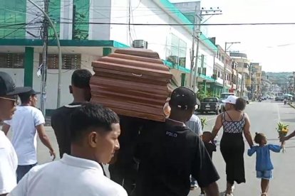 Familiares despiden a “La China” con globos blancos