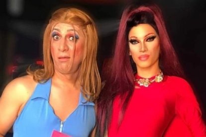 Puñetere con Nacho Cheddar en su caracterización del drag queen Atrevida