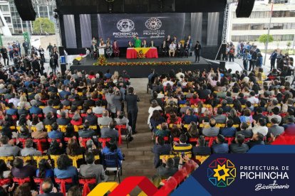 Una vista panorámica del evento en la Plaza de la República, donde se efectúa la sesión solemne por la gesta del Pichincha.