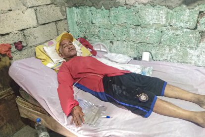 Sobre un colchón viejo, con resortes salidos, descansa don Hugo.