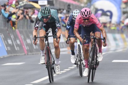 Richard Carapaz (d) tuvo una cerrada lucha con el australiano Jai Hindley en el sprint por el tercer lugar de la etapa 16 del Giro.