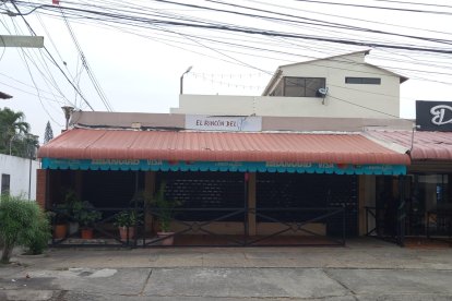 El delincuente amedrentó a los comensales con un arma de fuego.