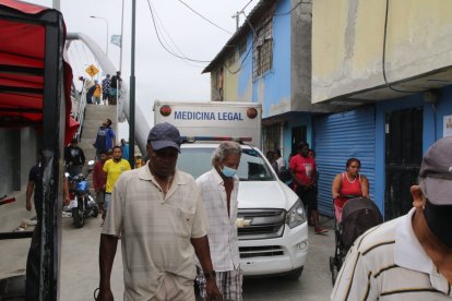 El cuerpo fue trasladado al Laboratorio de Criminalística y Ciencias Forenses, donde se determinaría la causa de su deceso y su identidad.