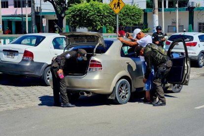 Patrullajes conjuntos entre la Policía y las Fuerzas Armadas en Esmeraldas, una de las provincias donde rige el estado de excepción.