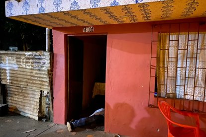 El cadáver de alias Papayita yace en la puerta de la casa.