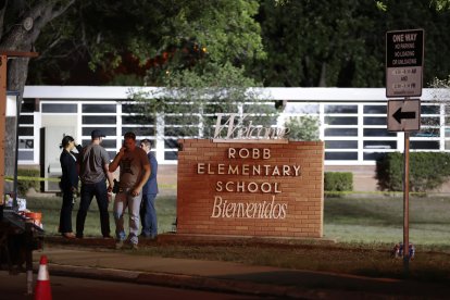 Policías e investigadores continúan trabajando en la escena del tiroteo masivo de este miércoles en la escuela de primaria Roob en Uvalde, Texas. Según el gobernador de Texas, Greg Abbott, al menos 18 niños y dos adultos han sido asesinados en el tiroteo. El autor, de 18 años de edad, fue asesinado por los oficiales. EFE/ Aaron M. Sprecher