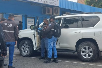 Balearon el auto de un funcionario del Municipio