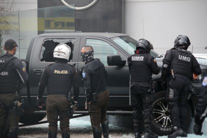 El abogado Salcedo (círculo) recibió más de 11 impactos de bala mientras conducía su camioneta, por el norte de Quito.