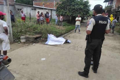 El cuerpo de la víctima fue cubierto con una manta blanca a la espera de las diligencias.correspondientes.