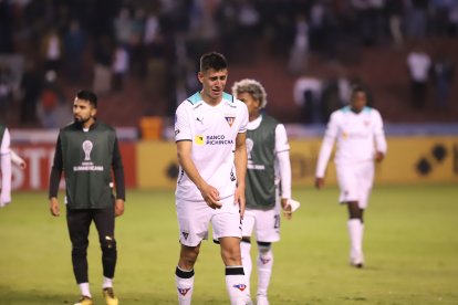 Las lágrimas del zaguero Zaid Romero reflejan las frustración de los jugadores albos tras quedar eliminados de la Copa Sudamericana, otro objetivo fallido en el semestre.