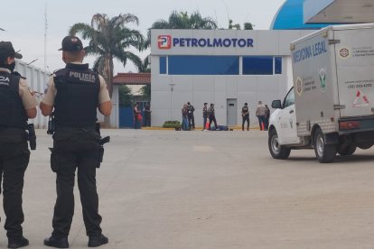 Un guardia de seguridad fue baleado en una gasolinera del noroeste de Guayaquil.