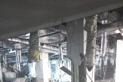 Tres personas resultaron afectadas luego de que parte de una construcción en un centro comercia