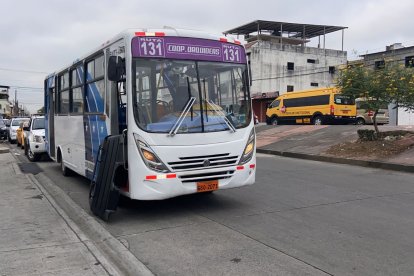 Un militar murió tras ser baleado por delincuentes en un bus.