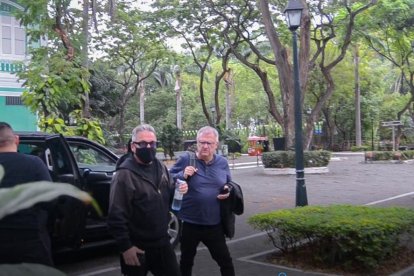 Ricrado Montaner tras su llegada al hotel en donde se hospedará en Guayaquil.