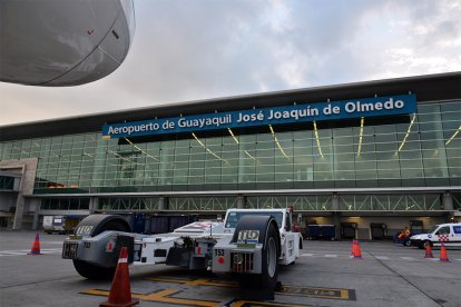 Periódicamente la pista del aeropuerto de Guayaquil recibe mantenimiento con el fin de evitar