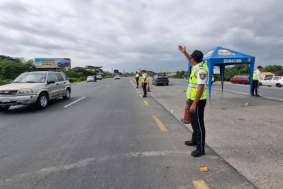 Agentes de tránsito estuvieron desplegados en puntos estratégicos de las vías en el país.