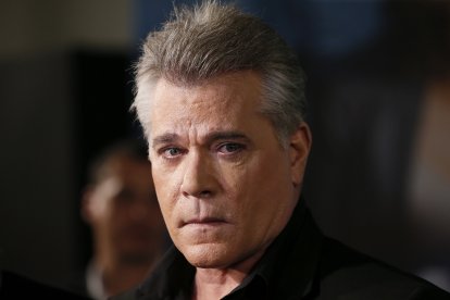 Fotografía de archivo fechada el 5 de abril de 2016 que muestra al actor estadounidense Ray Liotta mientras posa a su llegada a la presentación de la serie "Shades of Blue", en el cine Callao de Madrid (España). El actor estadounidense Ray Liotta falleció hoy a los 67 años en la capital de la República Dominicana, donde se encontraba filmado una película, confirmaron a Efe desde la Dirección General de Cine dominicana. Las primeras informaciones indican que Liotta falleció mientras dormía, si bien la fuente precisó que están a la espera del informe oficial sobre lo ocurrido. EFE/ Juanjo Martín ARCHIVO