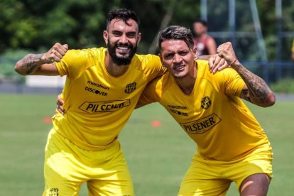 Gonzalo Mastriani (i) y Carlos Garcés son los delanteros con los que cuenta Barcelona.