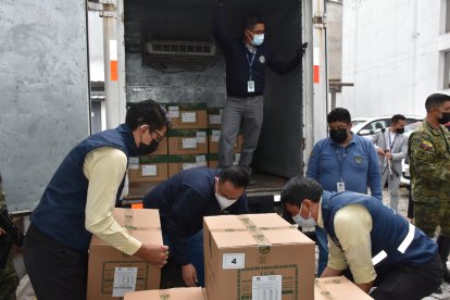 El material consiste en 60.000 tarjetas de policarbonato.