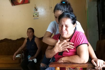 Juana de la Rosa no puede contener el llanto al recordar el percance que le quitó a su nieta.