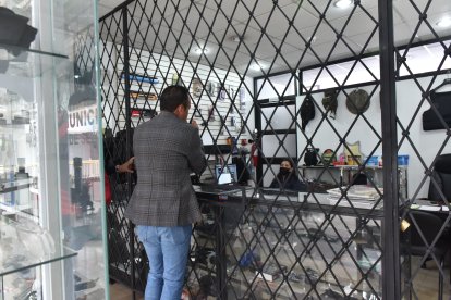 Varias personas se han acercado a preguntar sobre armas de defensa personal en algunos almacenes de la capital.