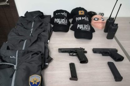 Entre los indicios se encontró dos armas de fuego, calibre 9 milímetros y cuatro chompas similares a la que utilizan los policias.