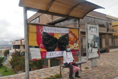 Con lazos negros en las paradas, exigieron paz.