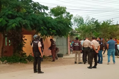 Un fuerte contingente de policías llegó al sitio del crimen para iniciar las investigaciones.