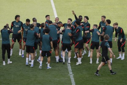 Los jugadores del Liverpool durante el entrenamiento realizado este viernes en el estadio parisino de Saint-Denis, en el que mañana disputarán la final de la Liga de Campeones ante el Real Madrid. EFE/Junajo Martín