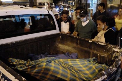 Los cuerpos fueron llevados a la morgue en el balde de una camioneta de la CTE.