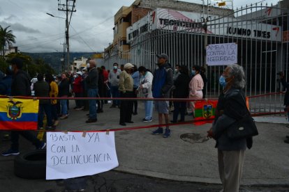 Los vecinos de un barrio del sur de Ambato cerraron las calles en protesta por la falta de seguridad.