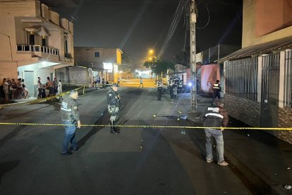 Agentes de Criminalística llegaron a hacer su trabajo luego de registrarse el tiroreo a tres hombres que conversaban en una esquina de Quevedo.