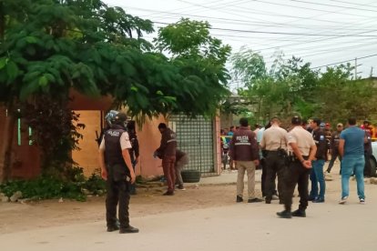La víctima estaba en la entrada de su casa cuando dos sujetos llegaron y discutieron.