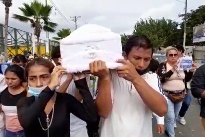 Los restos de la infante fueron velados en la casa de sus abuelos. Ayer fue sepultada.
