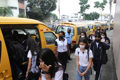 Algunos progenitores tendrían miedo de que sus hijos sean asaltados en sus recorridos de buses escolares.