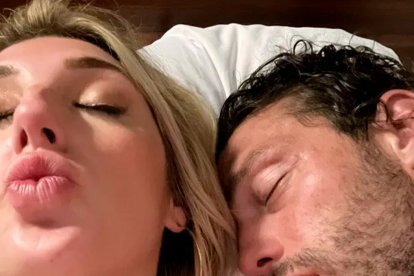 Al jugador Andy Carroll le tomaron una foto, dormido, con otra mujer.